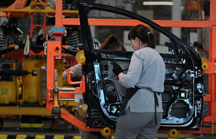 Выпуск легковых автомобилей в РФ в ноябре упал г/г с высокой базы более чем на треть