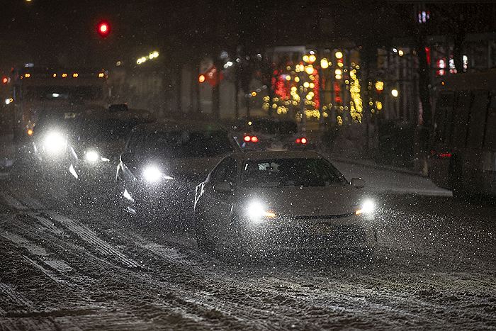 Мощный снежный буран парализовал транспорт на северо-востоке США