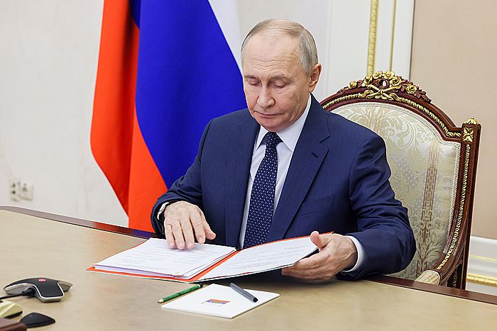 Путин подписал законы об освобождении чиновников от ежегодного декларирования доходов