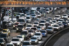 Продажи легковых автомобилей в РФ в 2025 году упали на 15,2%