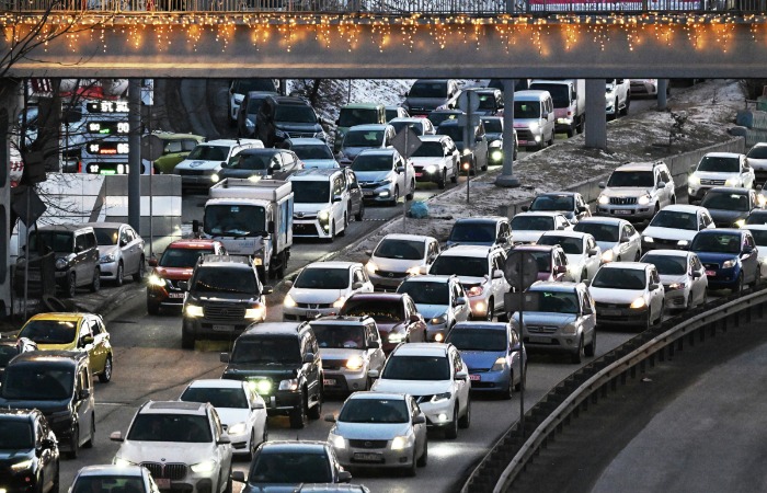 Продажи легковых автомобилей в РФ в 2025 году упали на 15,2%