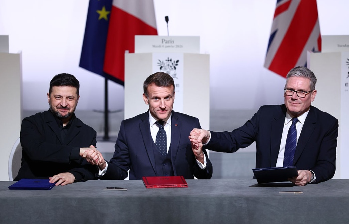 Макрон, Стармер и Зеленский подписали документ о размещении на Украине многонациональных сил