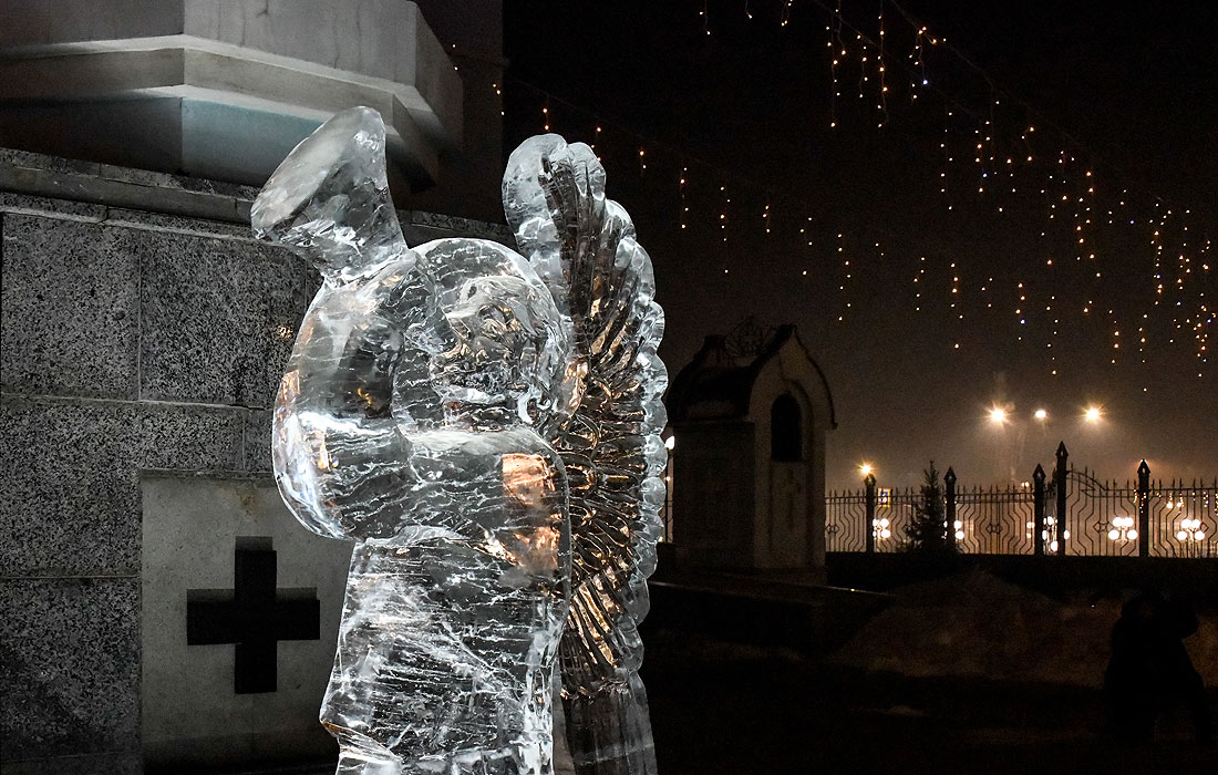 Ледяная скульптура ангела на территории кафедрального собора Казанской Божьей Матери в Чите