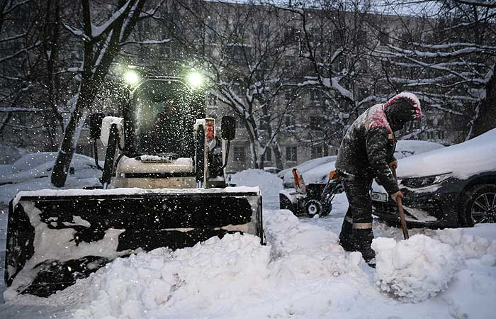 В Москве задействовали максимальное число техники и бригад из-за снегопада