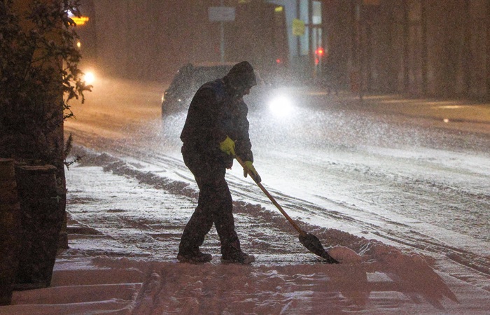 Смоленские коммунальщики переходят на круглосуточную работу из-за снегопада
