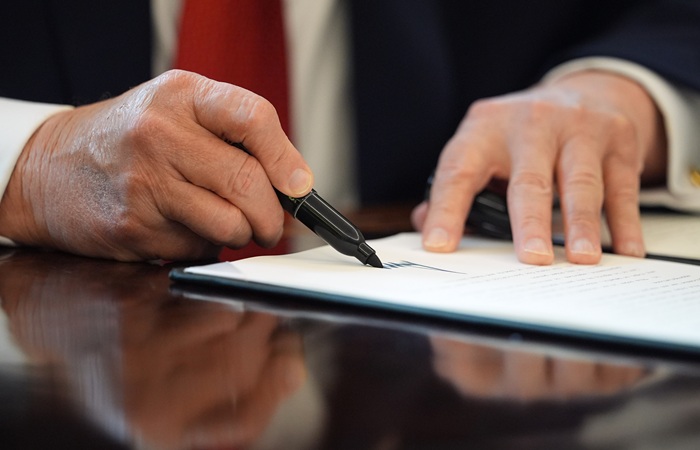 Трамп подписал указ о защите в США доходов от венесуэльской нефти