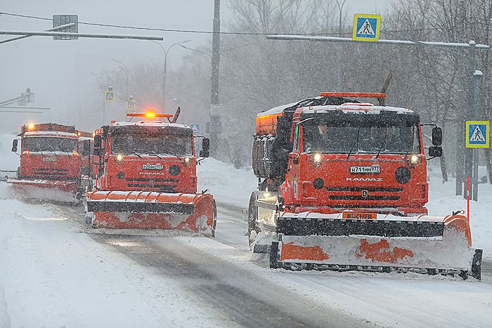 Подмосковным водителям рекомендовали отказаться от поездок из-за нового снегопада