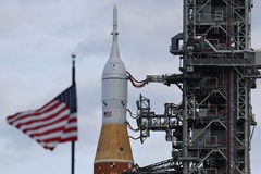 Ракета с кораблем американской лунной миссии Artemis II установлена на стартовой площадке