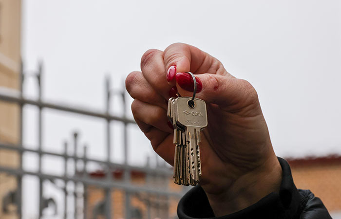 Певица Долина передала ключи от спорной квартиры Лурье