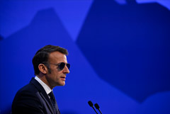 Трамп выразил удивление выступлением Макрона в Давосе в солнцезащитных очках