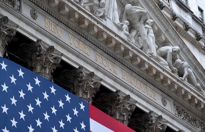 Уолл-стрит закрылась падением индексов на 1,8-2,4%