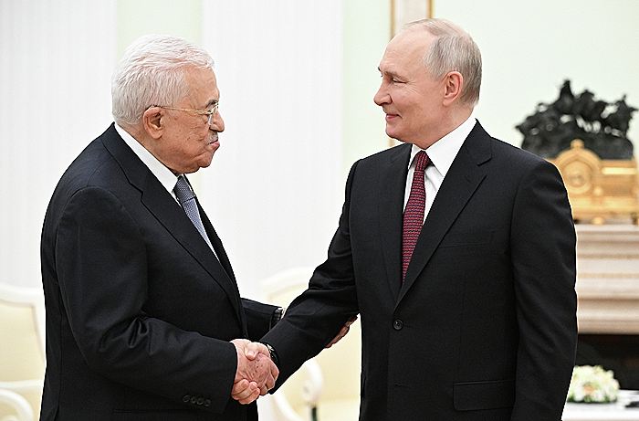 Путин заявил Аббасу о готовности России направить $1 млрд в Совет мира