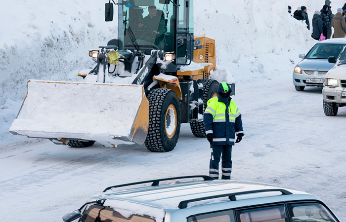 МЧС направит дополнительную технику пострадавшей от снежного циклона Камчатке