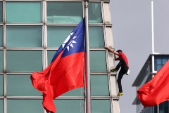 Скалолаз Алекс Хоннольд забрался на небоскреб Тайбэй 101 без страховки