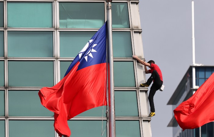 Скалолаз Алекс Хоннольд забрался на небоскреб Тайбэй 101 без страховки