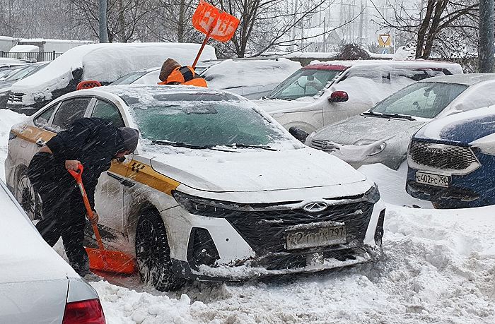 Московский дептранс попросил таксистов не завышать необоснованно цены в снегопад