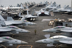 Самолеты авианосца США Abraham Lincoln проводят тренировочные полеты к югу от Ирана