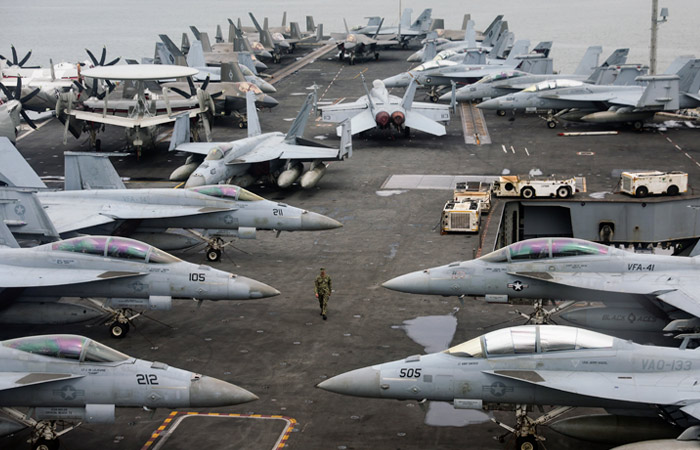 Самолеты авианосца США Abraham Lincoln проводят тренировочные полеты к югу от Ирана