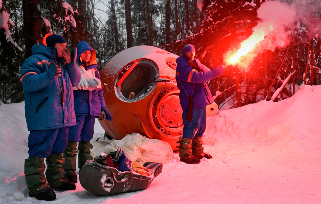 Космонавты прошли тренировку по действиям в случае аварийной посадки в зимнем лесу