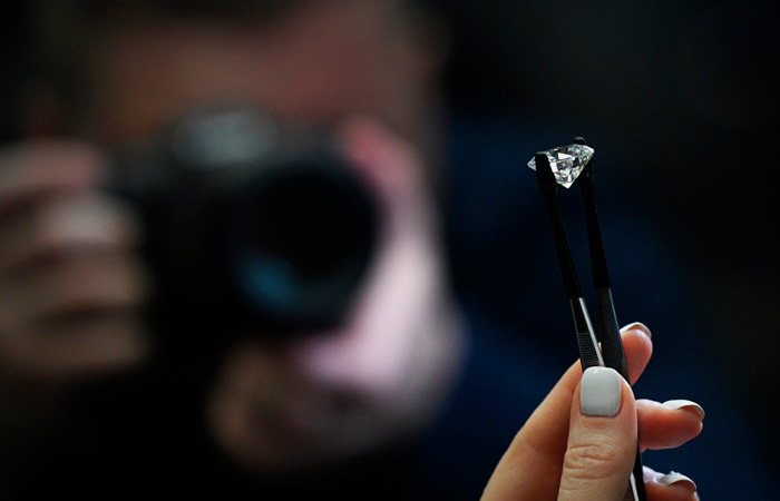 Цены на бриллианты в январе продолжили снижение, хотя темпы замедлились