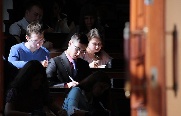 В российских вузах сократили 47 тысяч платных мест