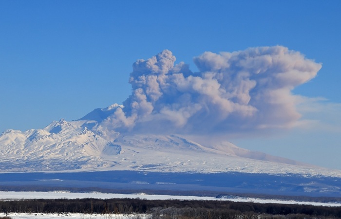 Камчатский вулкан выбросил пепел на высоту почти 10 км
