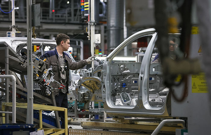 В России в 2025 году выпуск легковых автомобилей снизился на 11,8%