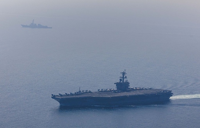 Уиткофф посетил авианосец "Авраам Линкольн" в Аравийском море