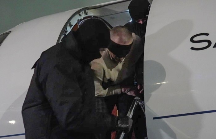 ФСБ опубликовала видео задержания исполнителя покушения на Алексеева после выдачи ОАЭ