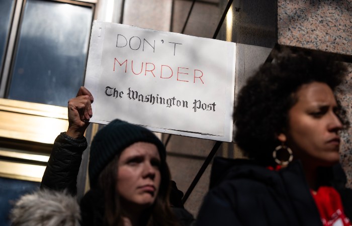 Издатель The Washington Post ушел в отставку после увольнения трети сотрудников