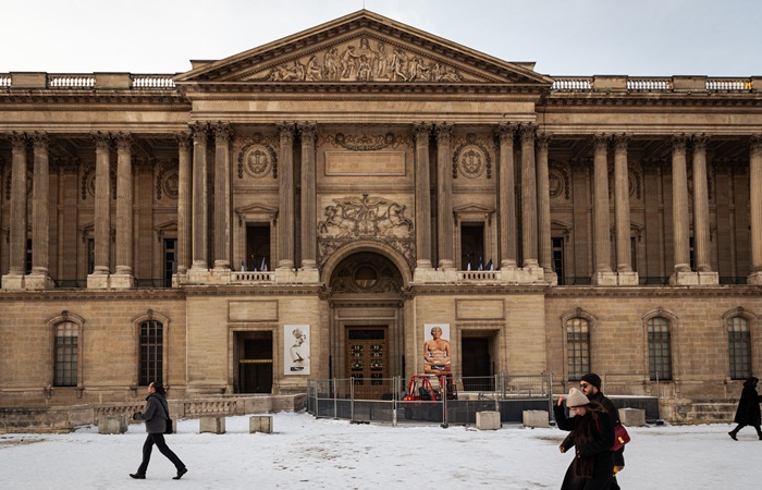 Во Франции задержали девять человек по делу о мошенничестве с билетами в Лувр