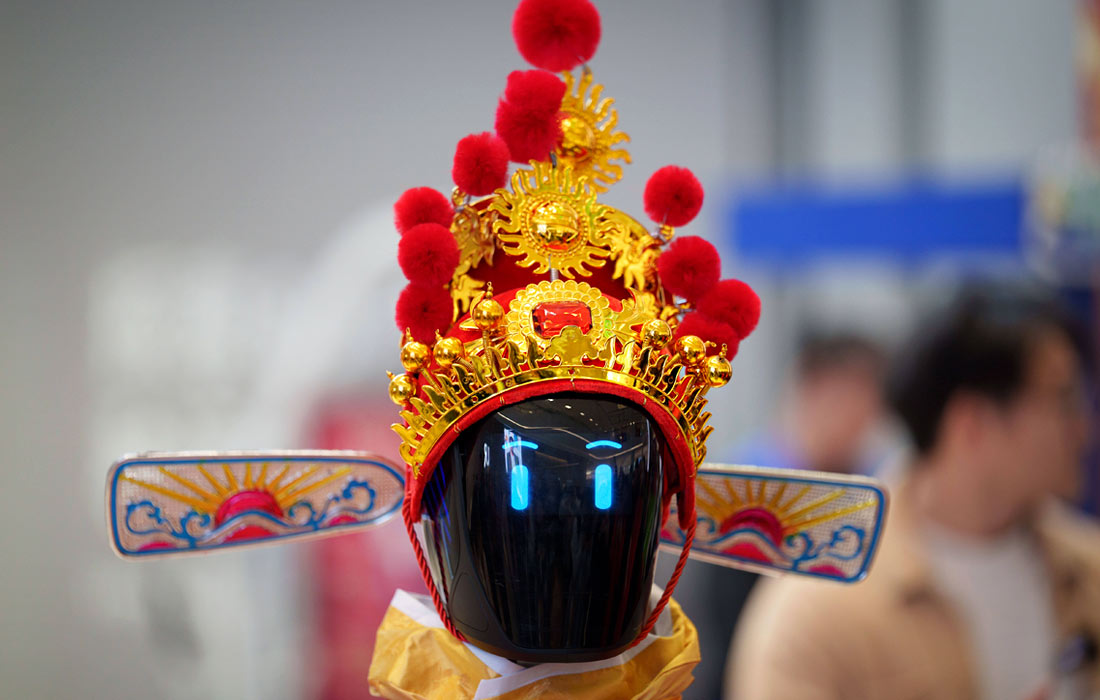 Выступление роботов в Пекине в преддверии наступления Нового года по восточному календарю