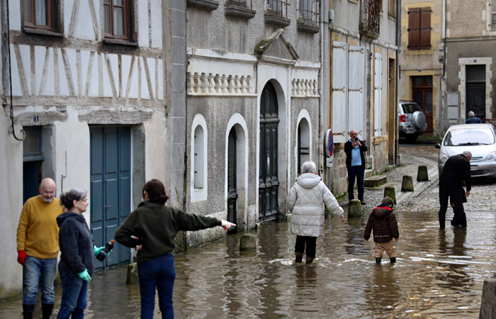Около 450 тыс. домохозяйств юго-запада Франции остаются без света после шторма