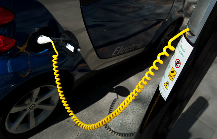 Убытки автопроизводителей из-за изменения EV-политики превысили $65 млрд в 2025 г.