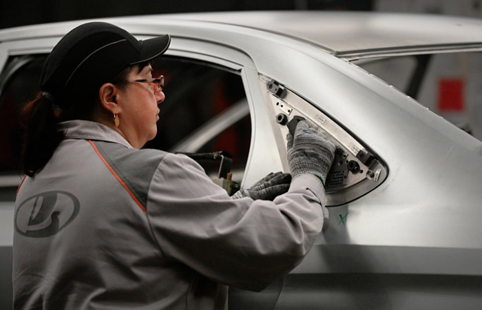 "АвтоВАЗ" снизил план продаж Lada в феврале на 15%