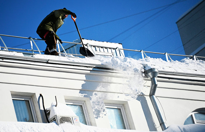 МЧС сообщило о гибели девяти человек за неделю из-за падения снега с крыш