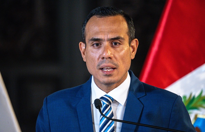 Конгресс Перу отправил в отставку временного президента за два месяца до выборов