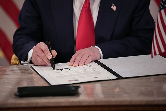 Трамп продлил на год ряд санкций против России