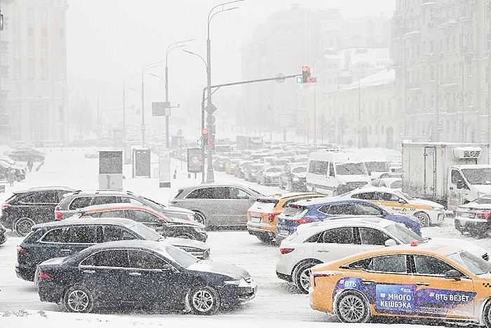 На фоне 8-балльных пробок и снега в Москве возможны задержки наземного транспорта
