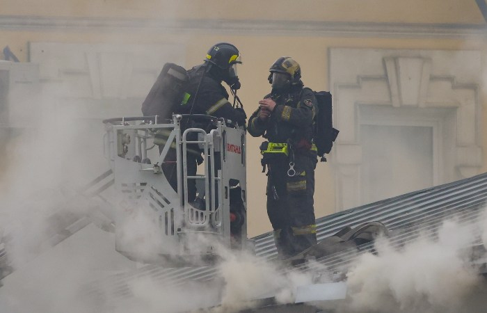 Пожарные потушили открытый огонь в здании на северо-востоке Москвы