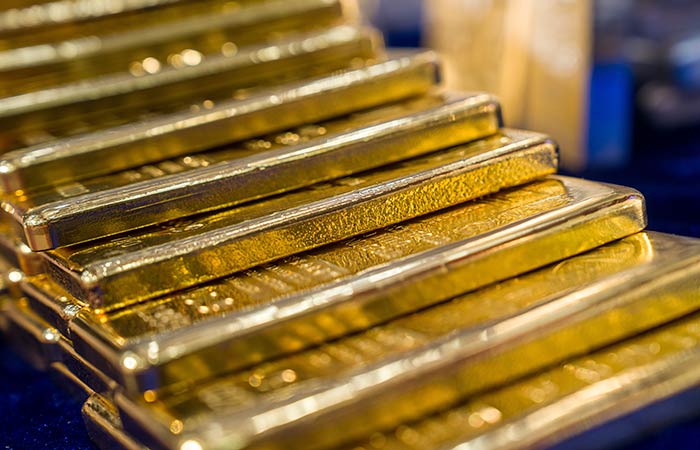 Золото продолжает дорожать на геополитической напряженности
