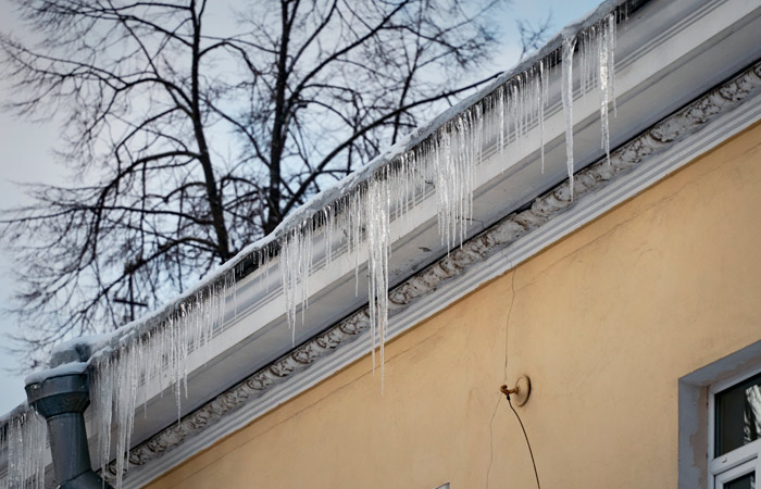 Петербурженка попала в больницу после падения на нее наледи
