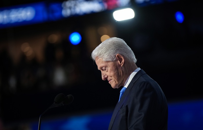 Билл Клинтон заявил, что не общался с Эпштейном после раскрытия его преступлений