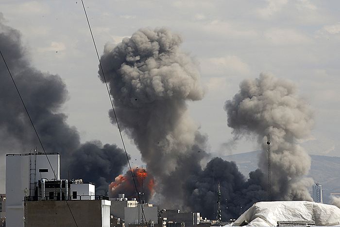 США и Израиль наносят удары по военным объектам и официальным учреждениям в Тегеране