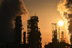 Цена Brent приближается к $84 за баррель впервые с лета 2024 года