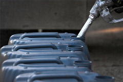 Бензин запретили продавать в Петербурге несовершеннолетним