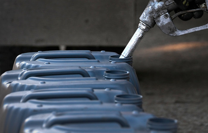 Бензин запретили продавать в Петербурге несовершеннолетним