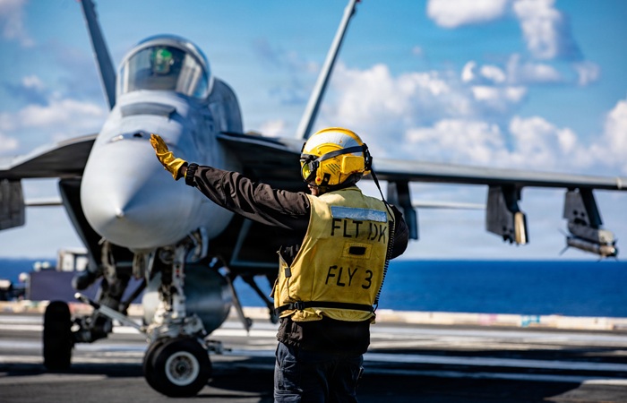 США нанесли удар по иранскому кораблю-носителю дронов