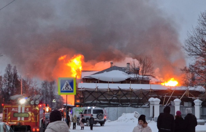 Дом горного начальника XVIII века загорелся в Петрозаводске