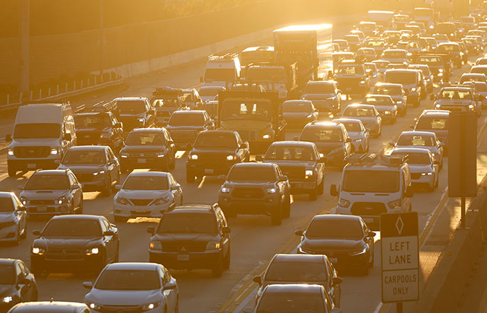 В США розничная цена бензина достигла $3,32 за галлон, максимума с 2024 г.